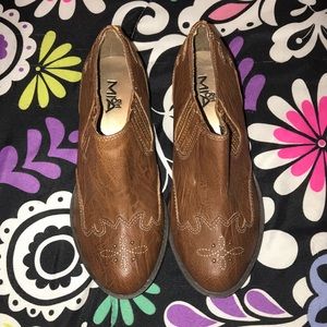 🍂NWOT Brown Booties🍂